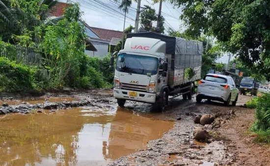 Đắk Lắk: Đường hư hỏng nặng, cuộc sống người dân bị đảo lộn