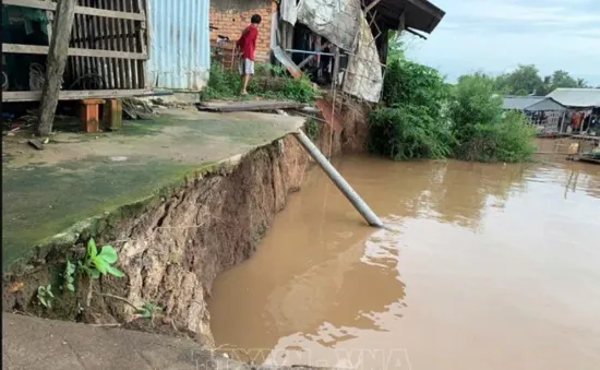 Di dời người dân ở khu vực nguy hiểm đến nơi an toàn