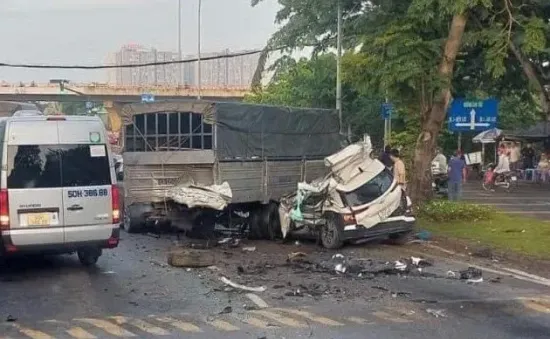 Tai nạn liên hoàn trên đường Nguyễn Văn Linh (TP Hồ Chí Minh) làm 2 người tử vong