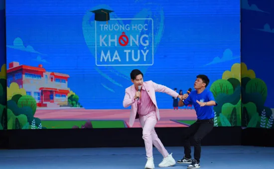 Nghệ sỹ Trung Ruồi dụ dỗ MC Hồng Phúc trong gameshow Trường học không ma túy mùa 2