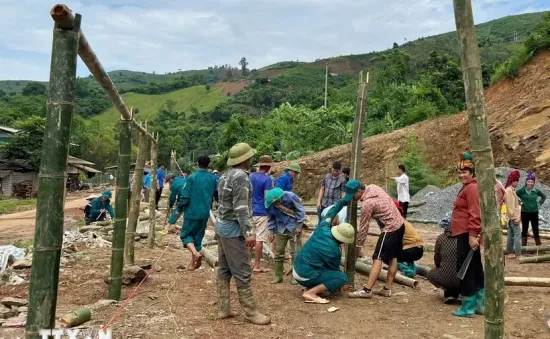 Sơn La: Hỗ trợ làm lán ở tạm cho người dân Nà Mện phải di dời khỏi khu vực sạt lở