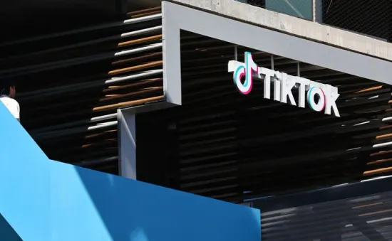 TikTok cấm các tài khoản của RT bằng tiếng Arab