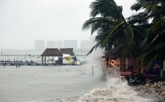 Siêu bão Helene mạnh nhất năm sắp đổ bộ bang Florida (Mỹ), hàng trăm chuyến bay bị hủy