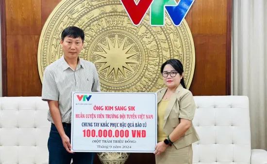 HLV tuyển Việt Nam Kim Sang-sik ủng hộ 100 triệu đồng khắc phục hậu quả bão lũ