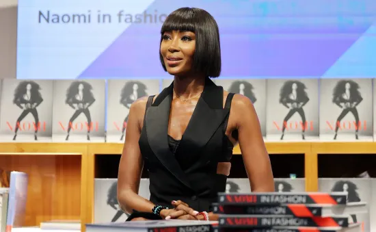 Siêu mẫu Naomi Campbell bị cấm tham gia hoạt động từ thiện