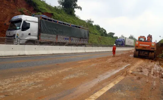 Sạt lở trên cao tốc Nội Bài - Lào Cai, nhiều hộ dân phải di dời