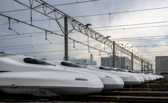 Tàu cao tốc Shinkansen - biểu tượng của ngành đường sắt và du lịch đường sắt Nhật Bản