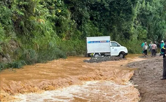 Tài xế bị lũ cuốn trôi mất tích khi lái xe qua đập tràn ở Đà Lạt