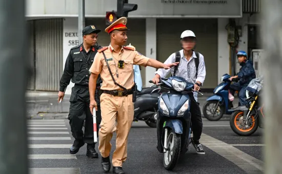 Nhiều thanh thiếu niên không đội mũ bảo hiểm, điều khiển xe trên 50 phân khối