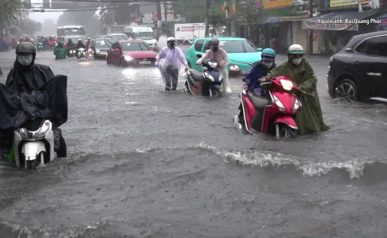 TP Hồ Chí Minh: Mưa lớn, sấm sét dữ dội, nhiều tuyến đường ngập sâu