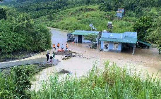 Mưa lớn gây ngập sâu ở Lâm Đồng, người dân phải leo lên mái nhà