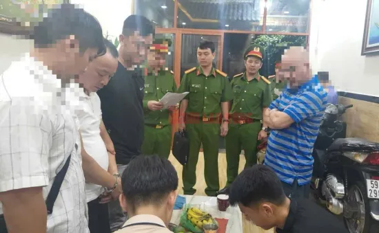 Người bán cháo lòng “nổ” là Cục phó C02 lừa “chạy án”