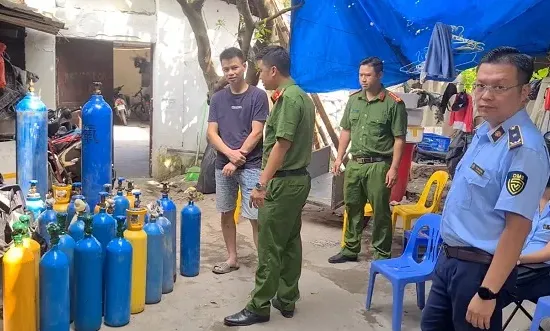 Bắt quả tang cơ sở cung cấp khí cười nằm sâu trong ngõ nhỏ ở Hà Nội