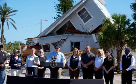 Tổng thống Mỹ Joe Biden thị sát khu vực bị bão tàn phá ở bang Florida