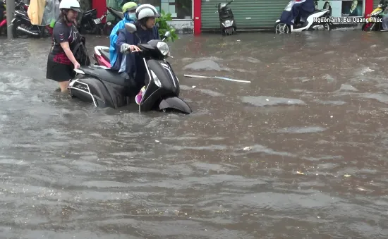 TP Hồ Chí Minh: Nhiều tuyến đường ngập sâu do mưa lớn cùng triều cường cao