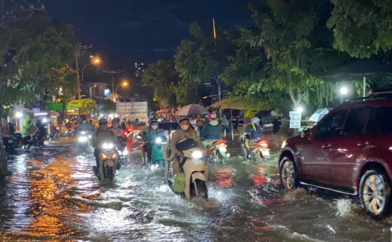 Thành phố Hồ Chí Minh đạt đỉnh triều cường, nhiều tuyến đường ngập nặng