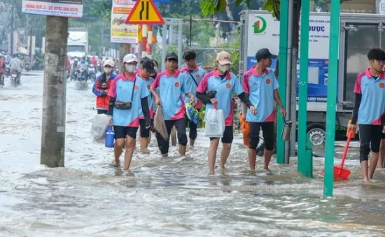 Triều cường vượt mức lịch sử ở Nam Bộ, đường biến thành sông