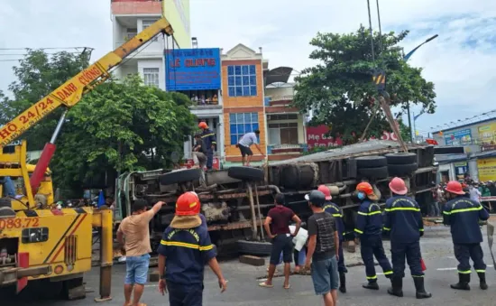 Bình Định: Xe chở dăm lật nghiêng đè 2 xe máy, 3 người tử vong