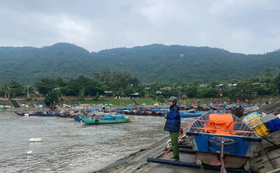 Công an sát cánh cùng người dân phòng chống bão số 6