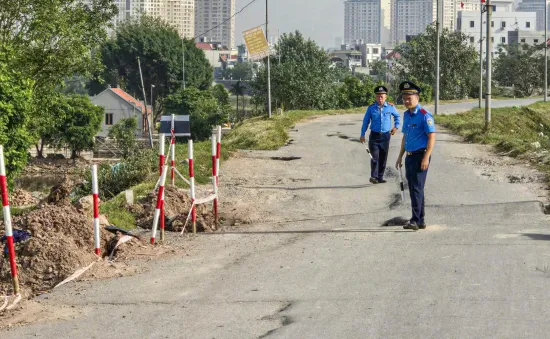 Hà Nội: Hạn chế phương tiện lưu thông qua khu vực đê tả Đáy bị sạt lở