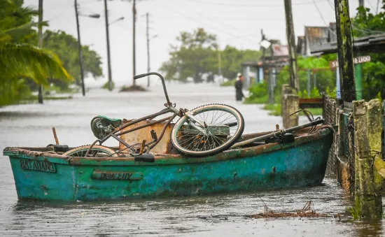 Biến đổi khí hậu và mối liên quan với các siêu bão