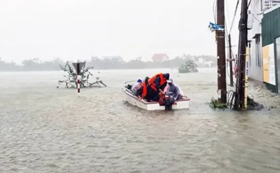 Mang tài sản đi tránh lũ, người đàn ông ở Quảng Bình bị lật thuyền mất tích