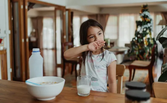 Làm sao để trẻ con ngồi ăn ngoan?