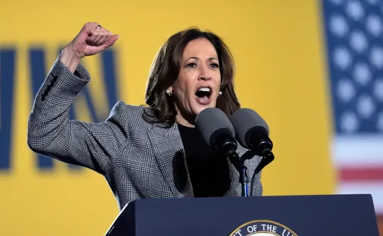 Phó Tổng thống Kamala Harris kêu gọi cử tri đưa nước Mỹ "lật sang trang mới"