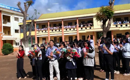 Đắk Lắk: Học sinh chia tay thầy hiệu trưởng làm cộng đồng mạng xúc động