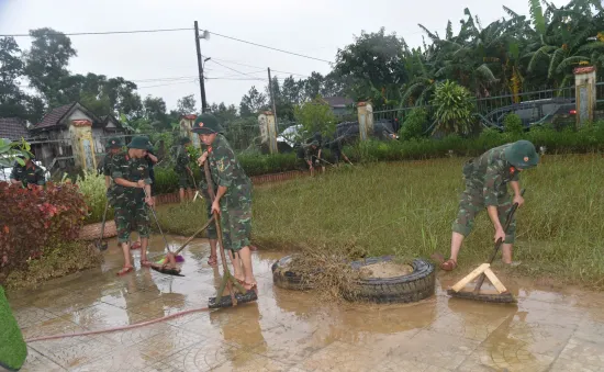 Hơn 5.000 cán bộ, chiến sĩ Quân khu 4 giúp dân khắc phục hậu quả mưa lũ