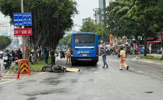 Va chạm với xe bus, người đàn ông đi xe máy tử vong