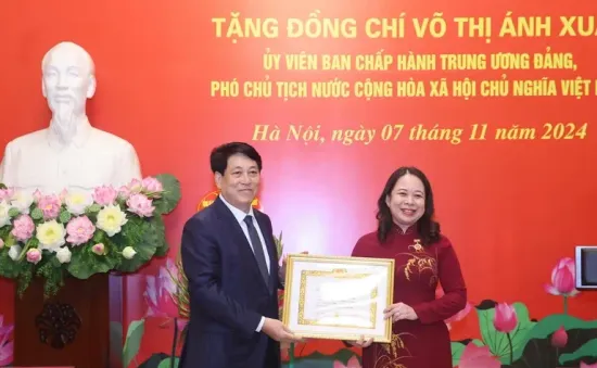 Trao huy hiệu 30 năm tuổi Đảng cho Phó Chủ tịch nước Võ Thị Ánh Xuân