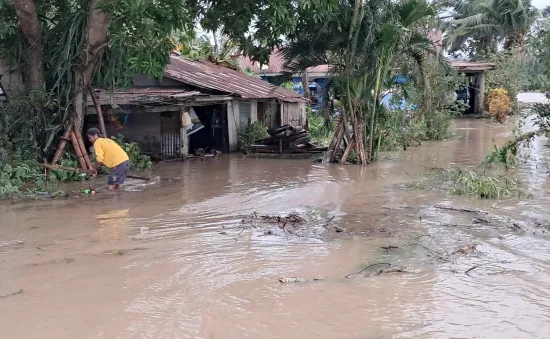 Bão Yinxing đổ bộ vào Philippines, mang theo gió mạnh và mưa lớn