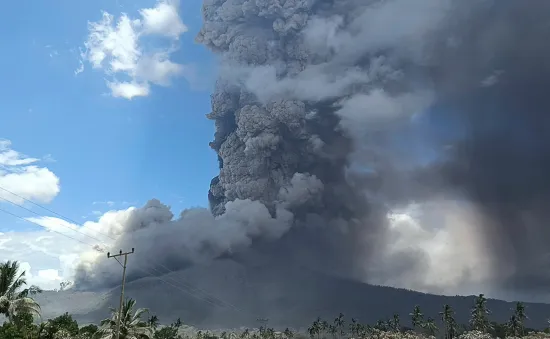 Núi lửa Lewotobi Laki-Laki tại Indonesia tiếp tục phun trào