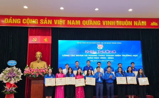 Vinh danh các cá nhân, tập thể xuất sắc trong công tác Đoàn và phong trào thanh niên trường học