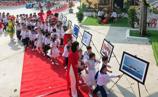 Triển lãm ảnh "Em yêu biển đảo Việt Nam" cho các em nhỏ Thái Nguyên