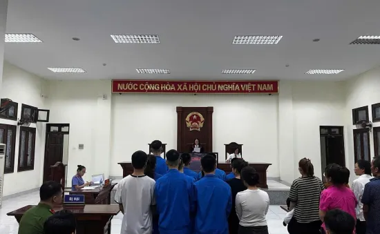 Hơn 17 năm tù cho nhóm thiếu niên mang hung khí, đánh người vì ''ngứa mắt''