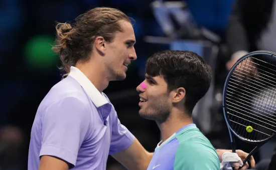 Đánh bại Alcaraz, Zverev vào bán kết ATP Finals