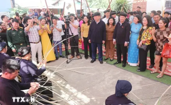 Phó Chủ tịch Quốc hội Nguyễn Đức Hải chung vui Ngày hội Đại đoàn kết tại Bắc Kạn