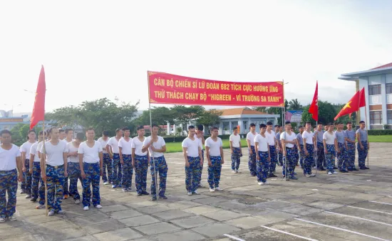 Chiến sĩ Hải quân tham gia chạy bộ góp quỹ trồng cây tại Trường Sa