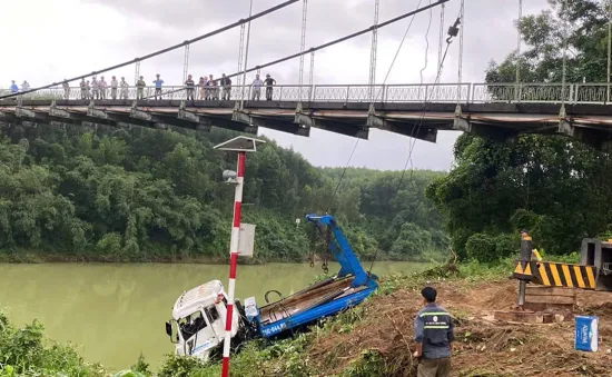 Trục vớt xe rác rơi xuống cầu treo, tiếp tục tìm kiếm 2 nạn nhân