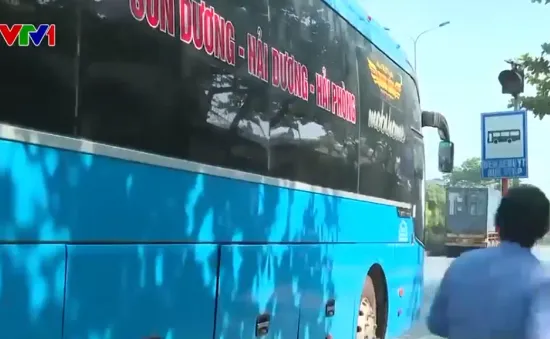 Nhà chờ xe bus nằm giữa Quốc lộ 5 tăng nguy cơ tai nạn