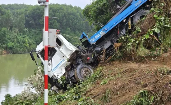 Tìm thấy thi thể hai nạn nhân trong vụ xe chở rác rơi xuống sông ở Thừa Thiên - Huế