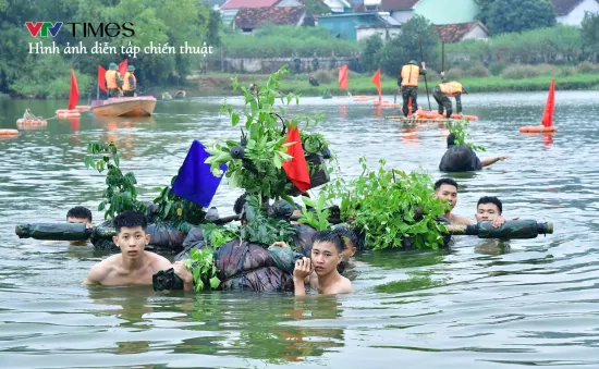 Trung đoàn 764 thực hành vượt sông chiến đấu giữa thời tiết mưa, lạnh