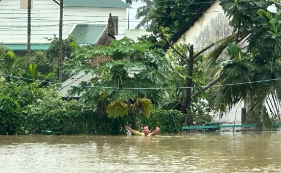 Mưa lũ gây nhiều thiệt hại về nhà ở, giao thông ở Quảng Ngãi