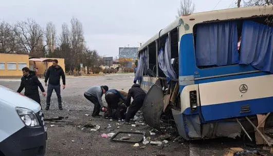 Ukraine nã pháo vào xe bus chở khách của Nga, ít nhất 4 người tử vong