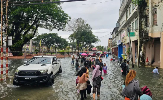 Malaysia hứng lũ lụt tồi tệ nhất trong 1 thập kỷ, 3 người chết, 80.000 người sơ tán