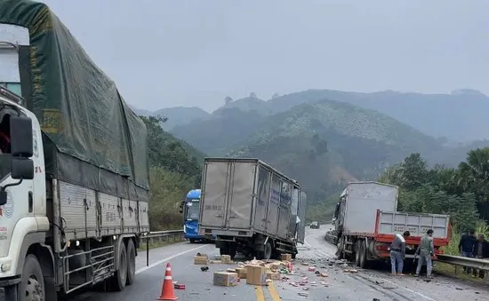 Nguyên nhân 2 xe tải tông nhau trên cao tốc Nội Bài - Lào Cai làm 2 người tử vong