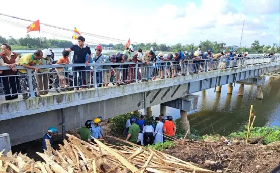 Hai người đàn ông nhảy xuống sông cứu người phụ nữ tự tử