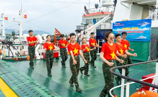 "Ăn sáng cùng ngư dân" trên tàu Cảnh sát biển